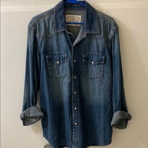 Men’s casual denim shirt